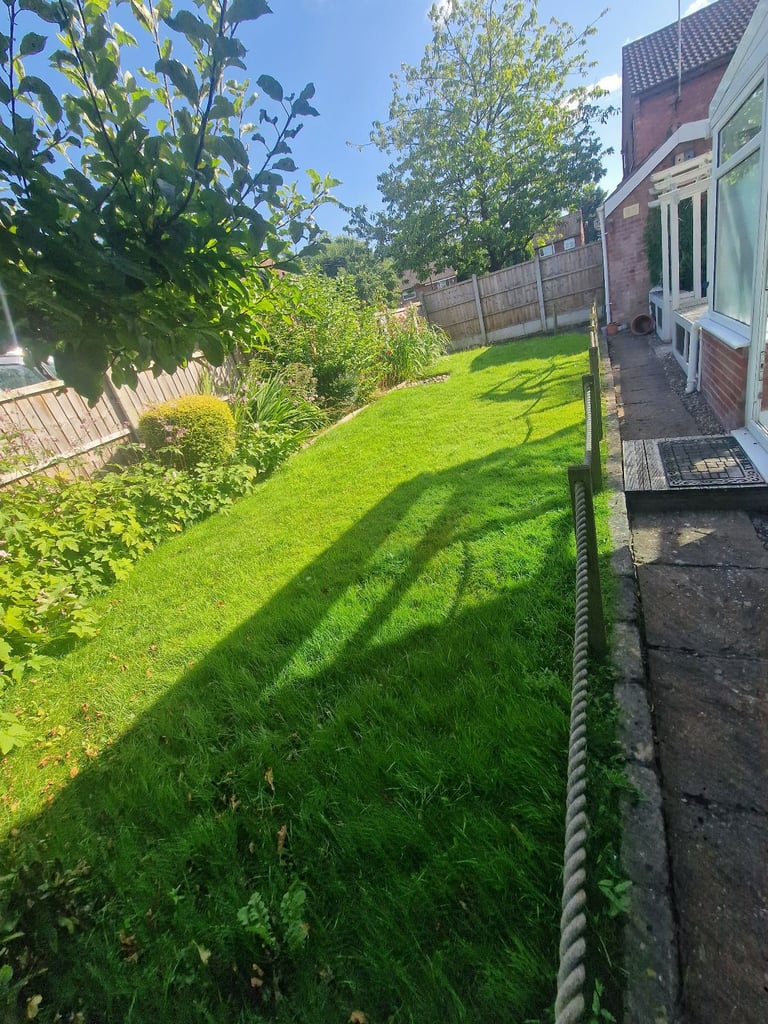 Bright & Spacious Family Home in Quiet Heald Green Cul-de-Sac – Garden, Driveway, Near Schools