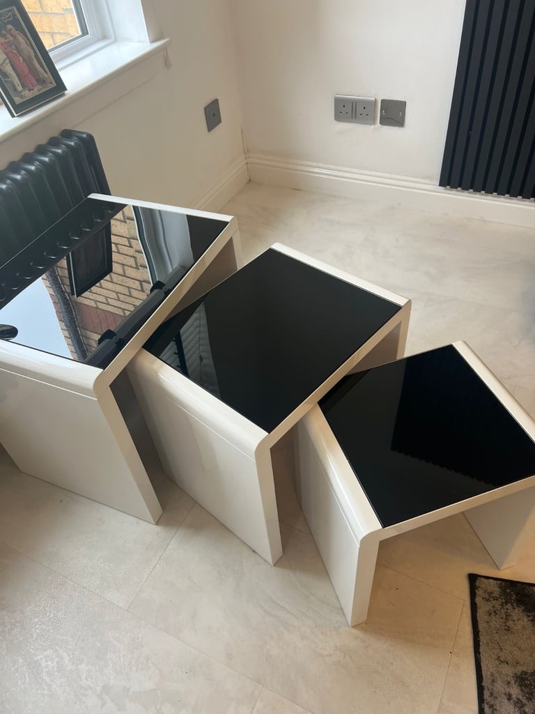 Nest of 3 tables