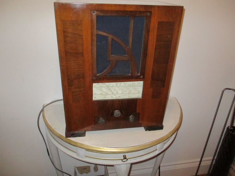 Walnut Art Deco  "Ultra Tiger , London" Wireless 