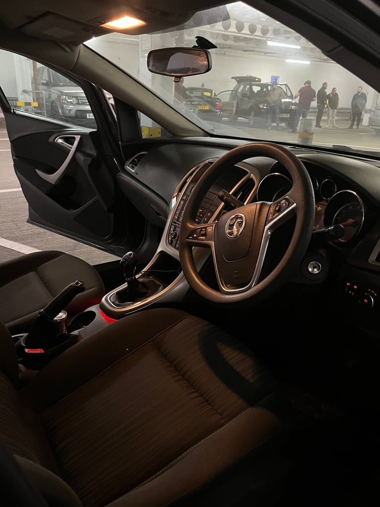 Vauxhall, ASTRA, Hatchback, 2010, Manual, 1598 (cc),5 doors - Image 4