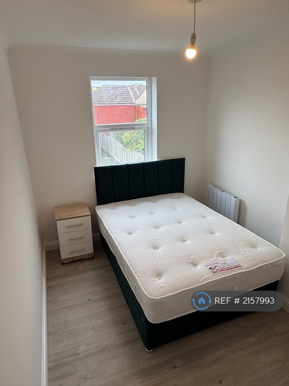 1 bedroom flat in George Street, Weston-Super-Mare, BS23 (1 bed) (#2157993)