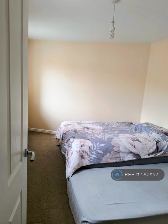 3 bedroom house in Oldmead Close, Harold Hill, Romford, RM3 (3 bed) (#1702157)