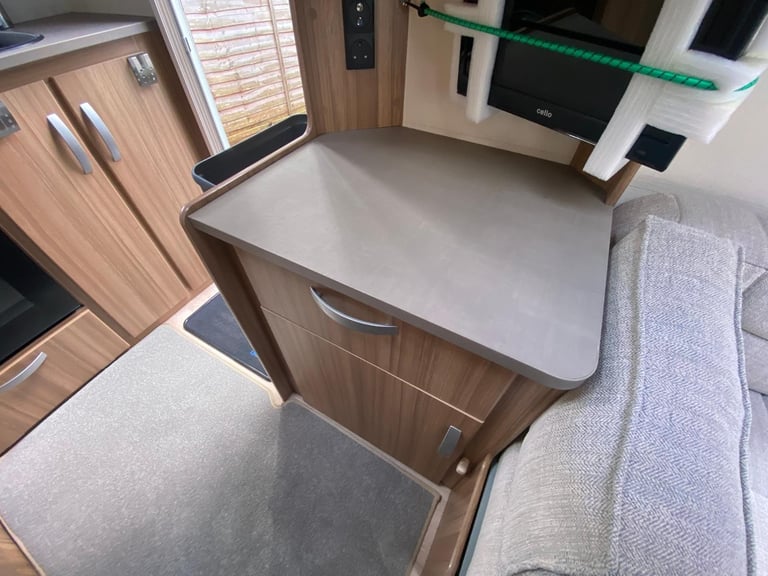 LUNAR ARIVA - 2018 - END KITCHEN - 2 BERTH - MOVER - PRISTINE CONDITION 
