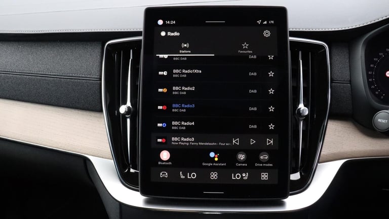 2025 Volvo XC90 B5 (P) AWD Plus Dark (Harman Kardon Sound, 360 Camera, Apple CarPlay, BLIS) ESTAT...