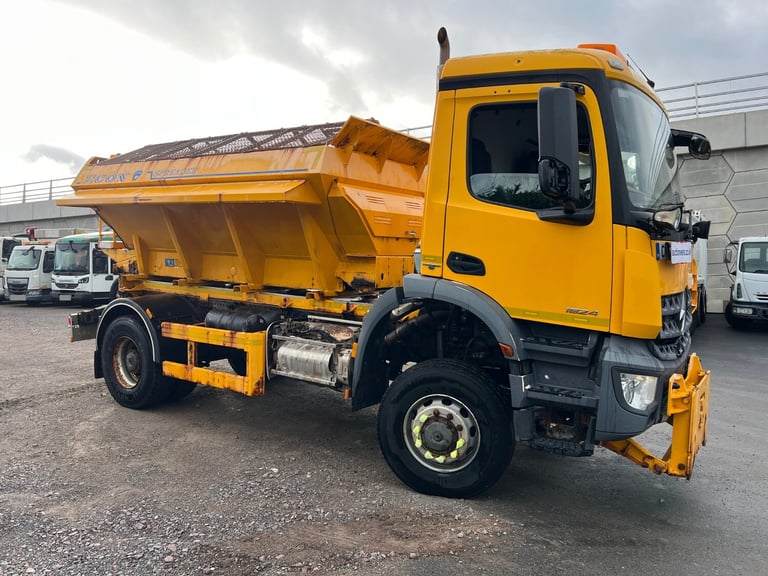 2017 Mercedes-Benz AROCS 1824 BLUETEC 6 18 TON AUTO 4X4 ECON GRITTER C/W PLOUGH ATTACHMENT (EURO ...