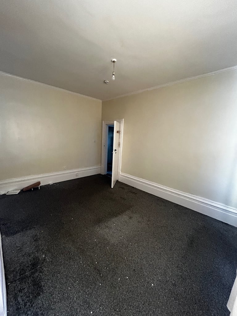 2 bed flat , separate kitchen , 1 seperate toilet and 2 very spacious rooms 
