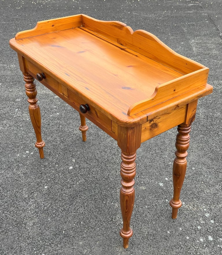 A QUALTY OREGON SOLID PINE CONSOLE TABLE
