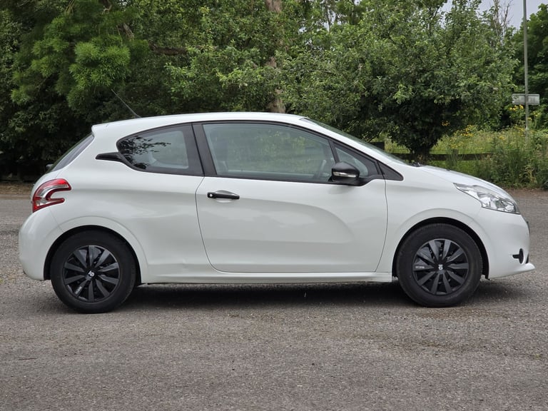 PEUGEOT 208, 2013, 1.0 PETROL MANUAL, MOT AUGUST 2026. SERVICE HISTORY. VERY CHEAP TO RUN 