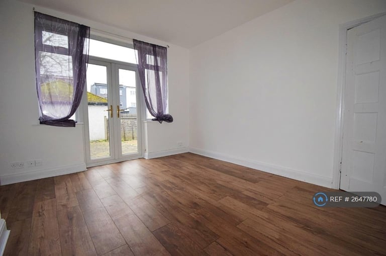 1 bedroom flat in Selborne Gardens, London, NW4 (1 bed) (#2647780)