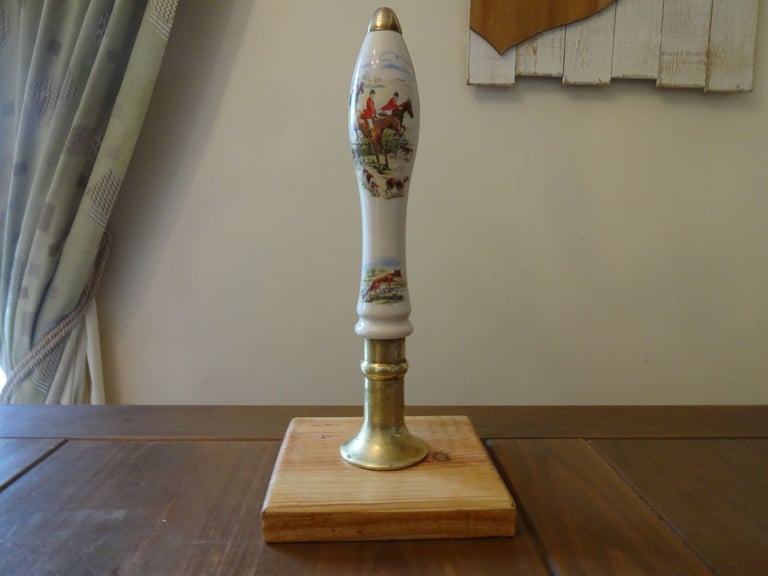 VINTAGE BEER PUMP WITH WOODEN BASE ~ HUNTING SCENE ~