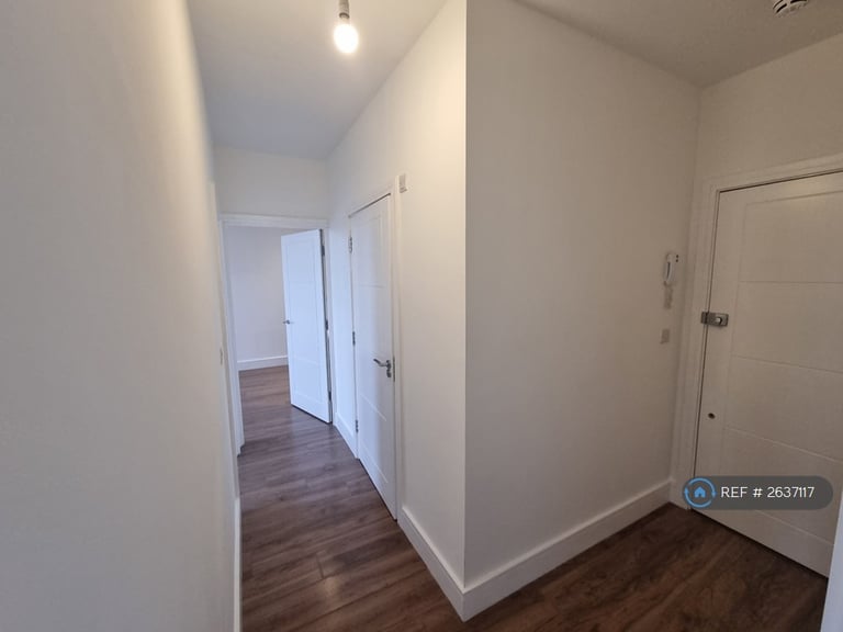 2 bedroom flat in Eleanor House, Waltham Cross, EN8 (2 bed) (#2637117)