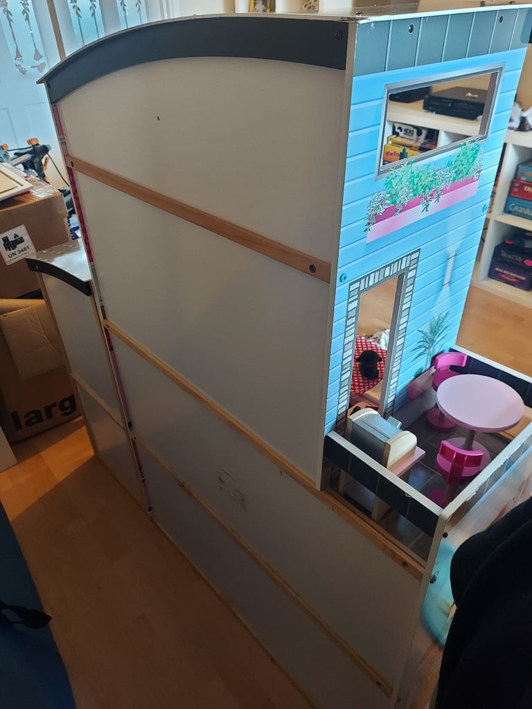 Stunning sturdy wooden barbie/doll house fully furnished (134cmX128cmX36cm)