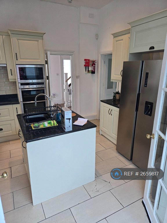 9 bedroom house in Bryn Road, Brynmill, Swansea, SA2 (9 bed) (#2659817)