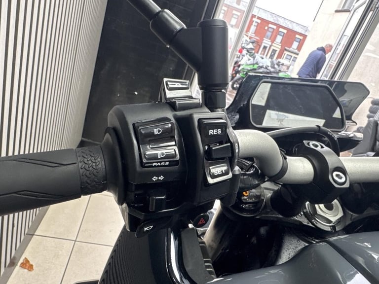 72 reg Yamaha MT10 Grey Naked sports 5571 miles, Pipeworks exuaust