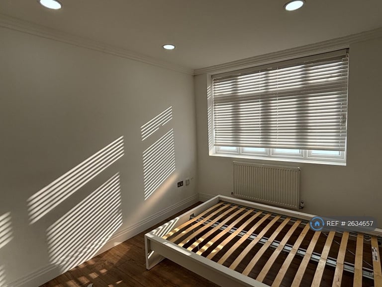 3 bedroom flat in Ilford, Ilford, IG1 (3 bed) (#2634657)