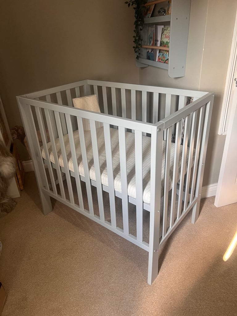 Mamas and papas petite cot 