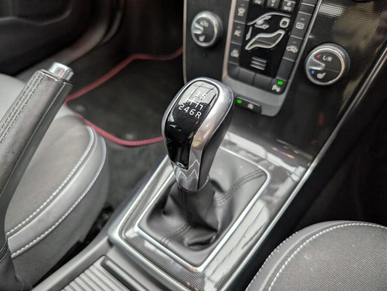 2017 Volvo V40 2.0 T2 Momentum Nav Plus Hatchback 5dr Petrol Manual Euro 6 (s/s) (122 ps)  HATCHB...