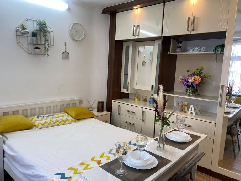 Seperate & Spacious Studio for Rent – TW4 5JL