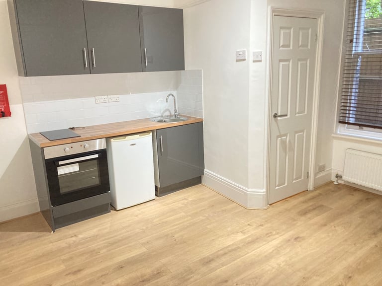 Includes Bills Converted New Ground Studios Shower DBedRoomOpenKitchenDineSit VeryNearTubeBusShops