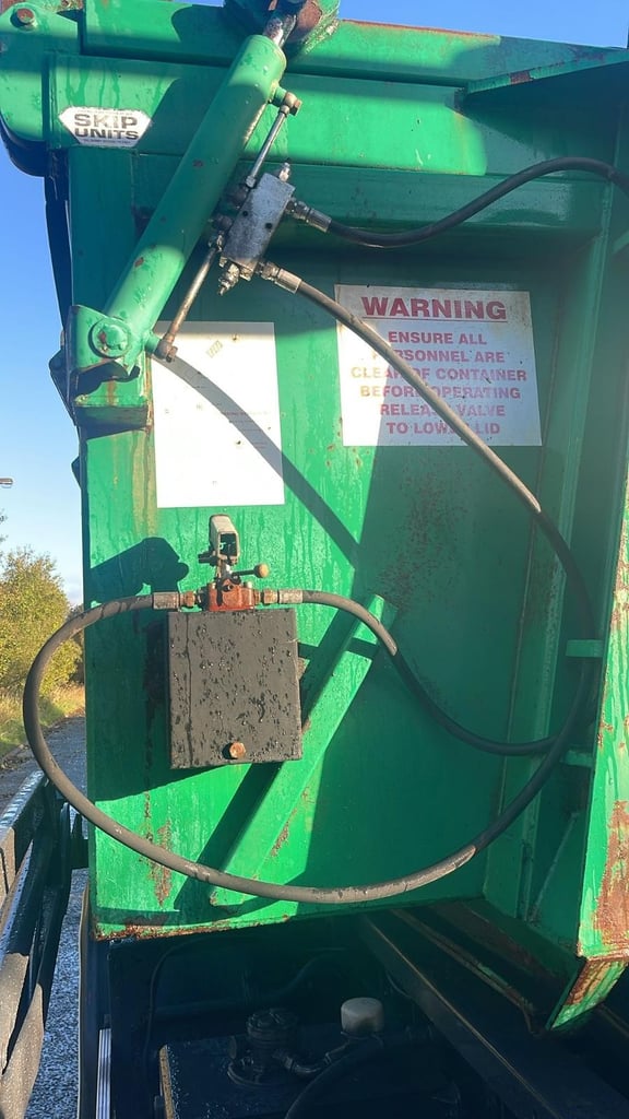 2015 (65) LEYLAND DAF LF220 HOOKLOADER. ENCLOSED BODY. 18 TON GVW. EURO 6. 