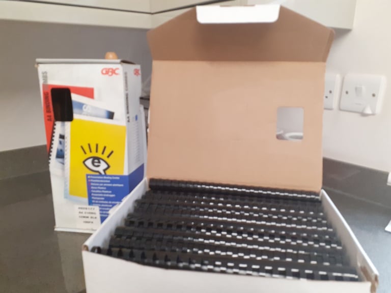 Rexel CB 350Hand Operated Spine Comb Binding Machine A4 Ideal for Catalogues, Presentations etc.