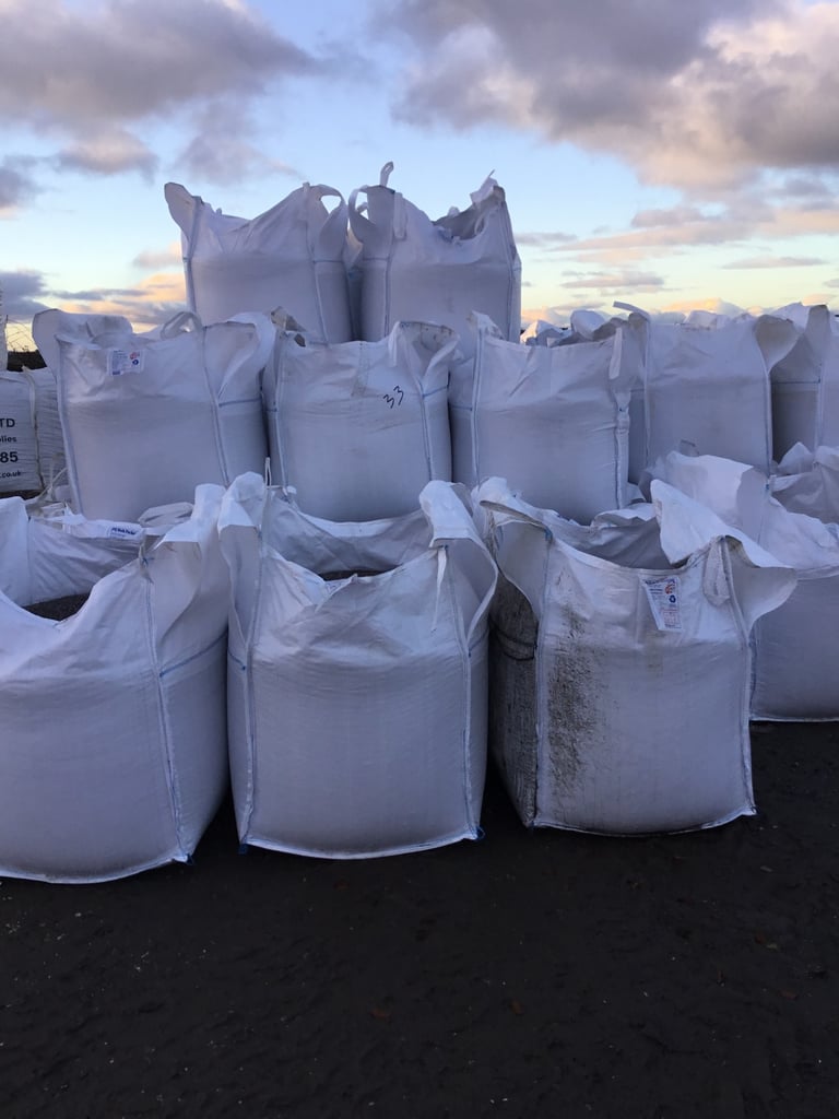 Bulk bags of 20 mm York cream ( cotters gold ) garden and driveway chips/ gravel/ stones 