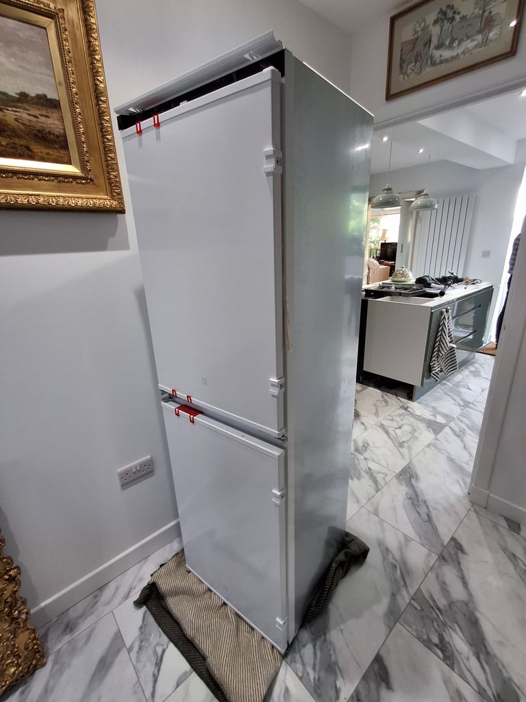 New AEG Integrated Fridge Freezer OSC6T185ES