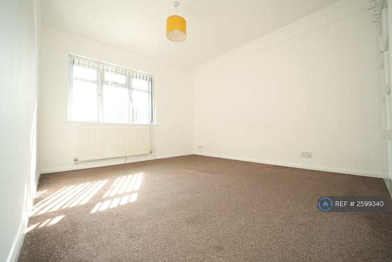 4 bedroom house in Chertsey Road, Twickenham, TW2 (4 bed) (#2599340)