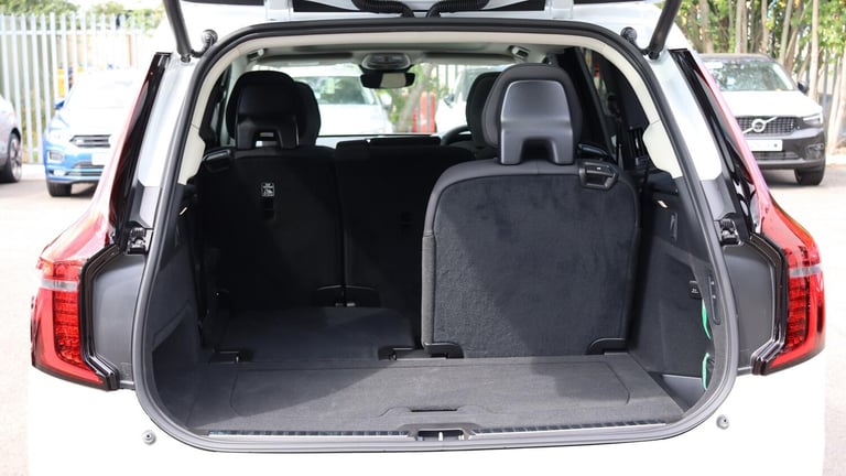 2025 Volvo XC90 B5 (P) AWD Plus Dark (Harman Kardon Sound, 360 Camera, Apple CarPlay, BLIS) ESTAT...