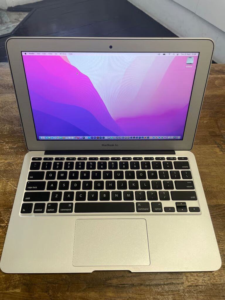 Apple MacBook Air 1.6GHz Dual Core Intel Core i5 4GB DDR3 256GB SSD 11" 2015 Adobe Suite Logic Pro