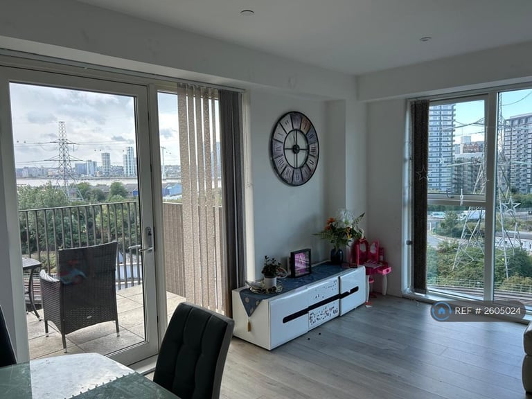 3 bedroom flat in Tyburn Gardens, London, E16 (3 bed) (#2605024)