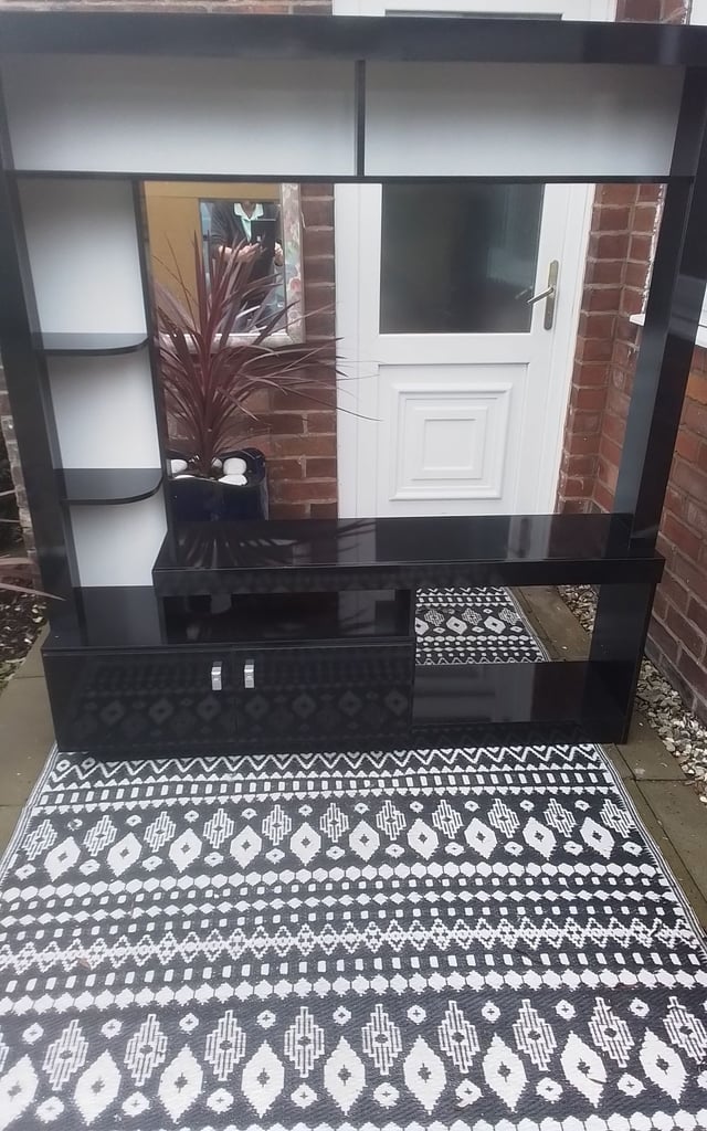 LARGE MEDIA UNIT 