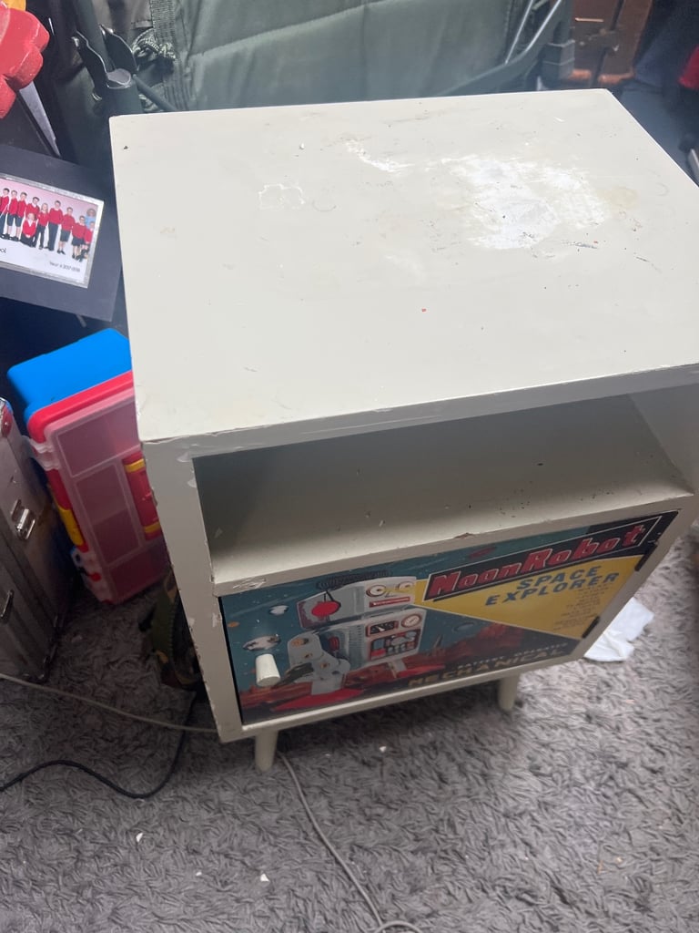 Retro Robot Bedside Table – Needs TLC