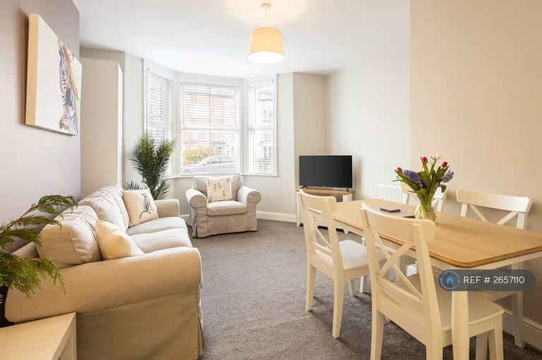 2 bedroom flat in Trafalgar Square, Scarborough, YO12 (2 bed) (#2657110)