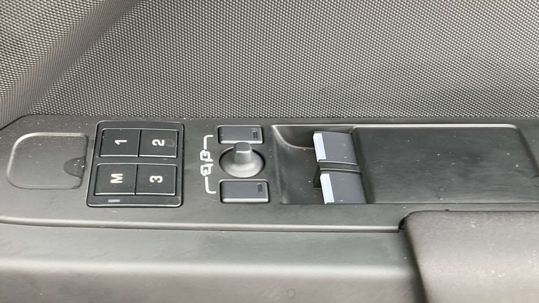 2025 Land Rover Defender 3.0 D250 X-Dynamic SE 90 3dr Auto ESTATE DIESEL Automatic