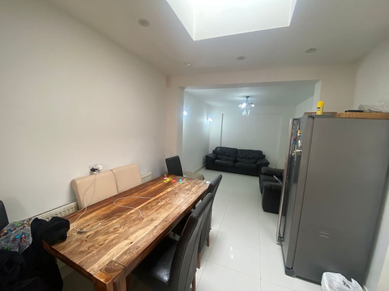 4Bed 2Bath Semi-Detached house to rent in Wembley - The Dene
