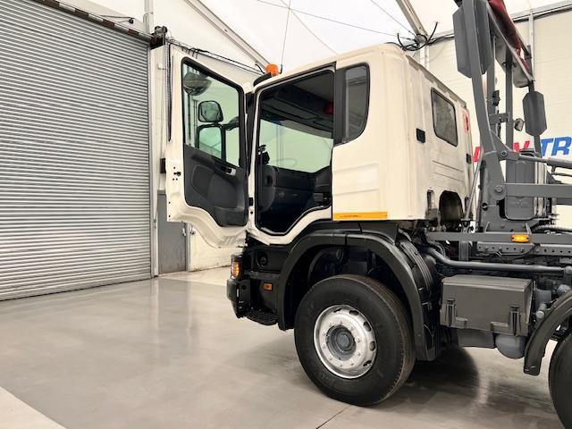 Scania P410 8x4 Rest Cab Hookloader Manual