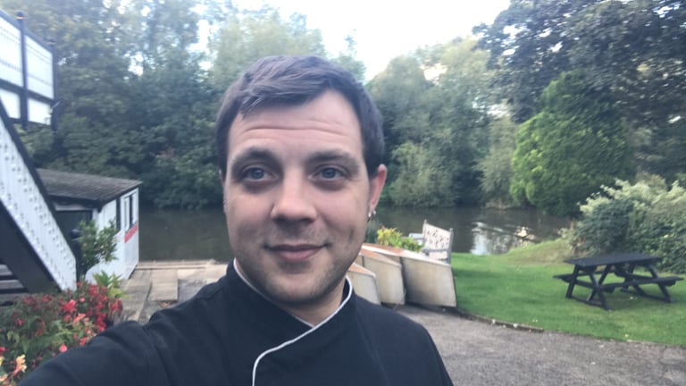 PROFESSIONAL GUY LOOKING FOR ROOM OR FLATMATE IN BATH 