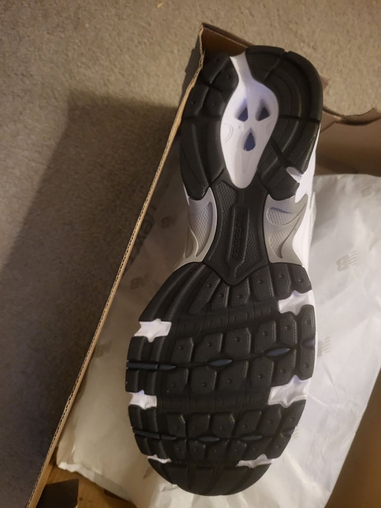 Brand New New Balance 530 silver/navy