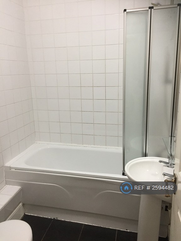 1 bedroom flat in Somers Road, Southsea, PO5 (1 bed) (#2594482)