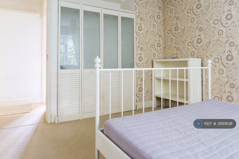 2 bedroom flat in Nunhead Lane, London, SE15 (2 bed) (#2669138)