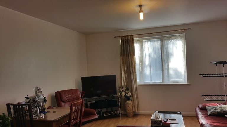 West London Acton, W3 two bedroom, 2nd floor flat in a purpose built gated court