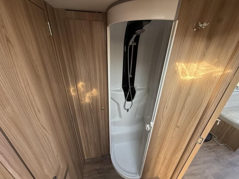 2020 SWIFT Challenger x835 4 Berth fixed island bed