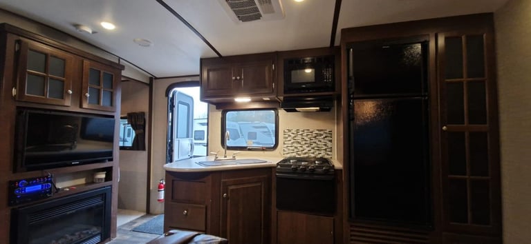 2016 Keystone Premier Bullet 31BHPR 2 Bedroom American Caravan 5th Wheel RV