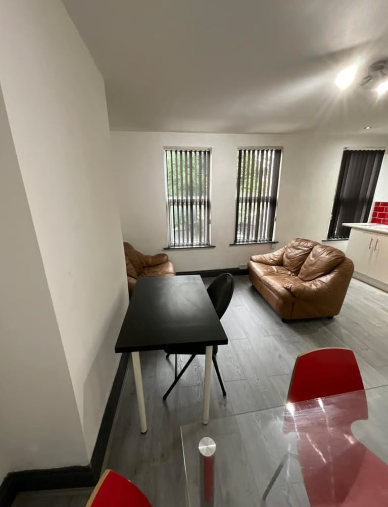 3-Double Bedroom Flat | Fully Furnished | Fitted Kitchen | Parking |  Woodsley Road, Leeds - LS3