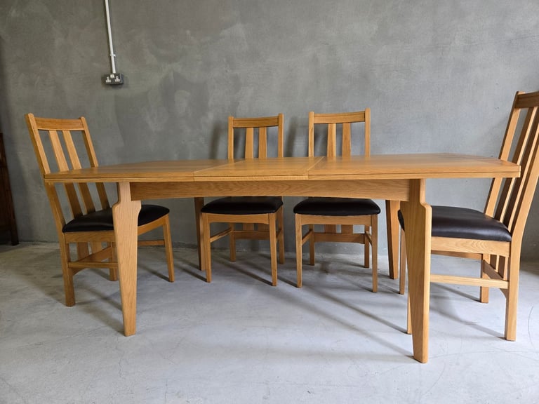 Brand new Ex-display Extending Table and chairs 