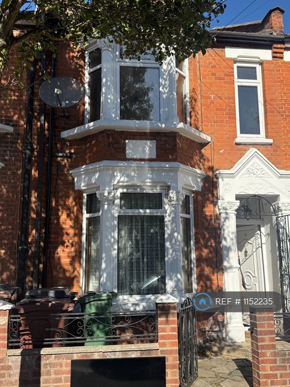 3 bedroom house in Blenheim Road, London, E17 (3 bed) (#1152235)