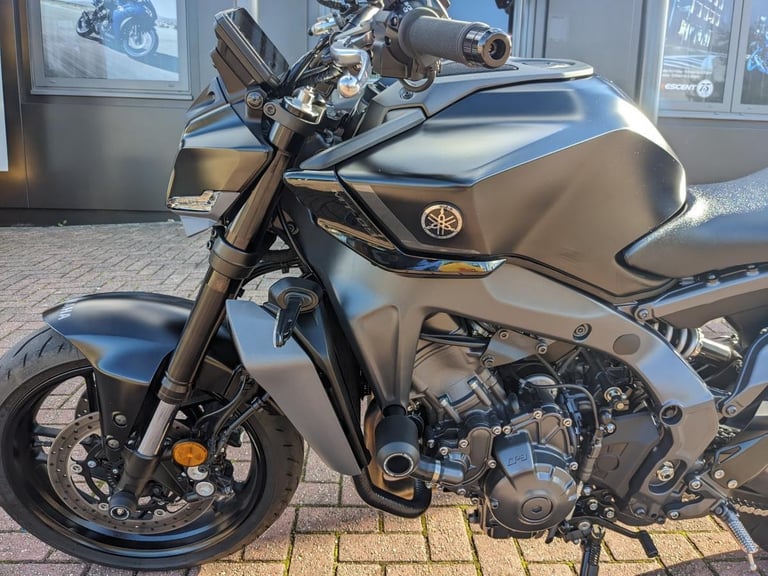 YAMAHA MT-09 2025 - AKRAPOVIC SYSTEM - EVOTECH EXTRAS - NEW REAR TYRE - HOTGRIPS