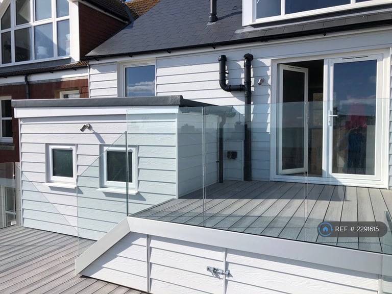 2 bedroom flat in Sandgate High Street, Sandgate, Folkestone, CT20 (2 bed) (#2291615)