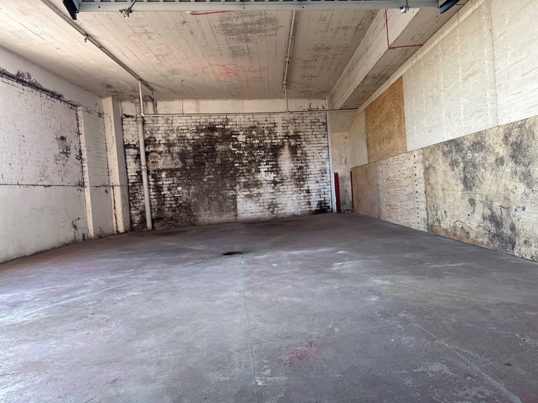 Warehouse to let / Unit to let / workshop / storage unit space  Amazon ebay 600 sq ft - 2000 sq ft